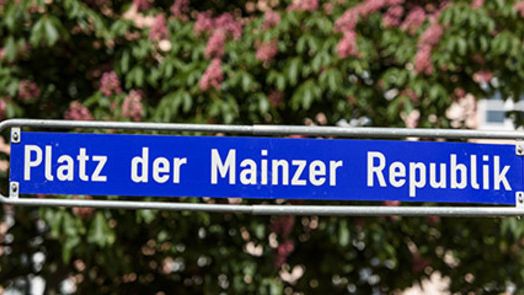 Straßenschild: Platz der Mainzer Republik