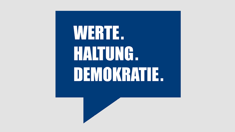 zu sehen ist eine dunkelblaue Sprechblase mit den Wörtern: "Werte. Haltung. Demokratie."