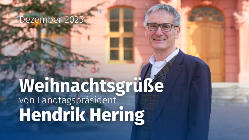 Zu sehen ist Landtagspr&auml;sident Hendrik Hering, neben dem geschm&uuml;ckten Weihnachtsbaum, vor dem Deutschhaus.