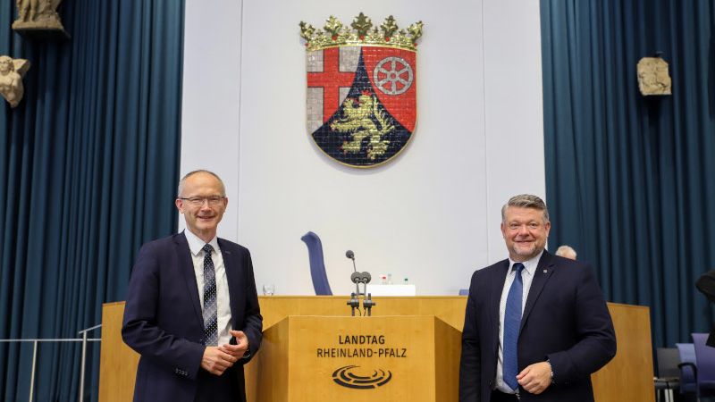 Der Vorsitzende des Ausschusses für Wirtschaft und Verkehr Andreas Rahm (rechts) und der stellvertretende Vorsitzende Dr. Helmut Martin (links)