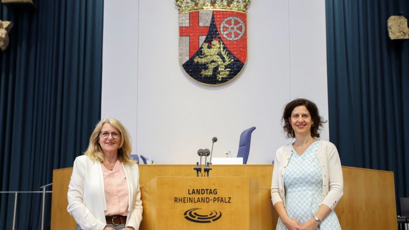 Die Vorsitzende Ausschusses für Wissenschaft Marion Schneid (links) und die stellvertretende Vorsitzende Dr. Katrin Rehak-Nitsche (rechts)