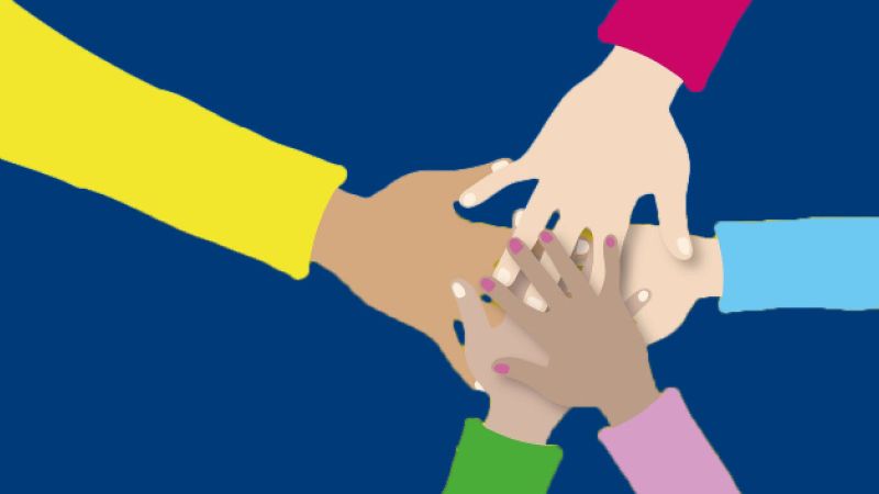 Zu sehen ist eine Illustration. Man sieht 5 Hände, die sich alle gegenseitig berühren. Im Hintergrund ist eine dunkelblaue Fläche.