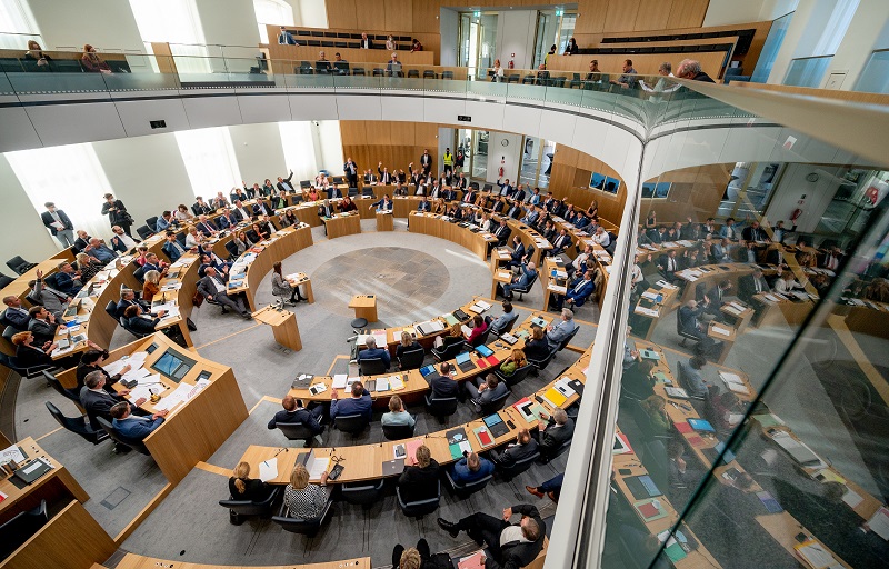 Plenum Besuchertrib&uuml;ne von rechts  