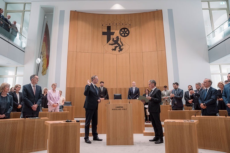 Der rheinland-pfälzische Landtag hat in seiner Plenarsitzung am Mittwoch, 10. Juli 2024 den bisherigen Sozialminister Alexander Schweitzer (SPD) zum neuen Ministerpräsidenten für Rheinland-Pfalz gewählt; Alexander Schweitzer bei seiner Vereidingung im Plenum