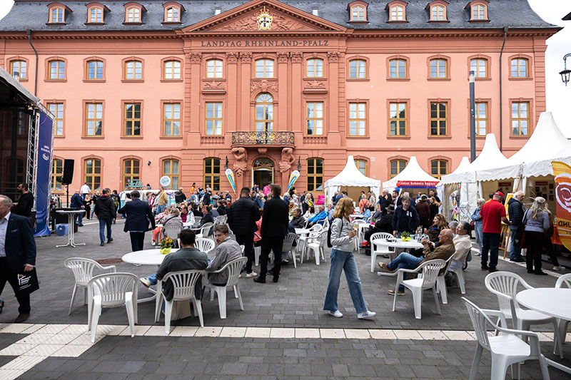 Der Eingang des Deutschhauses ist frontal zu sehen. Davor tummeln sich rege die Gäste des Bürgerfestes.