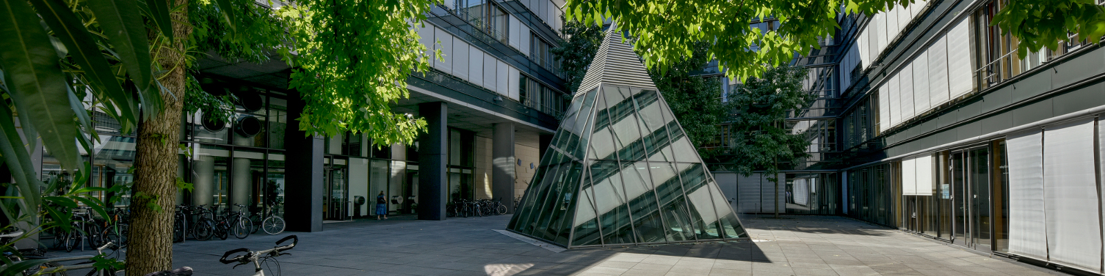 Glaspyramide im Hof des Abgeordnetengebäudes