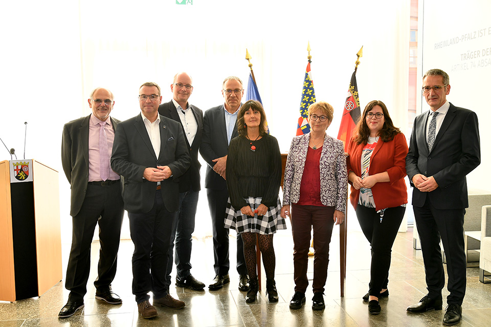 Ein Gruppenbild von Hendirk Hering mit den französischen Gästen im Büro des Präsidenten.