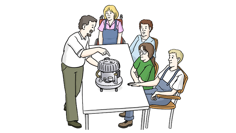 Die Illustration zeigt fünf Menschen. Drei von ihnen sitzen an einem Tisch. Eine Frau sitzt in einem Rollstuhl. Der Mann befindet sich auf der linken Seite des Bildes. Er steht vor dem Tisch und zeigt den anderen Personen einen Gegenstand, der auf dem Tisch platziert ist.
