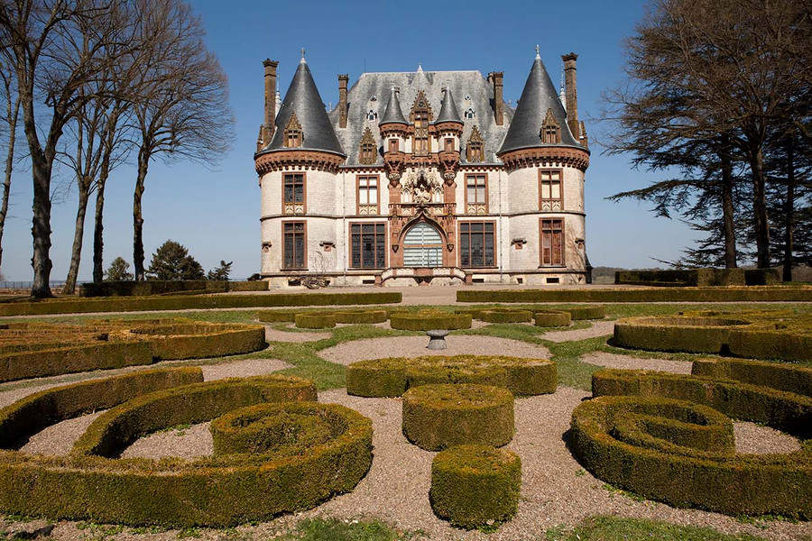 Chateau de Bournel in der Partnerregion Burgund-Franche-Comté; im Vordergrund die Parkanlage des Chateau; herbstliche Stimmung