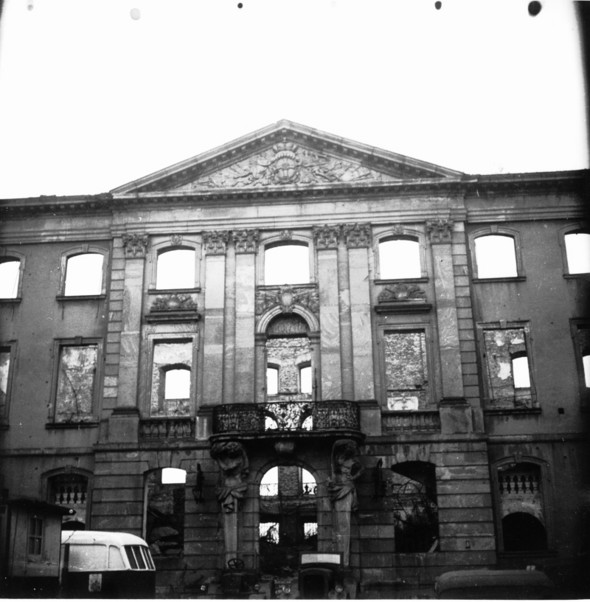 Altes Foto des ausgebrannten Deutschhauses nach 1945