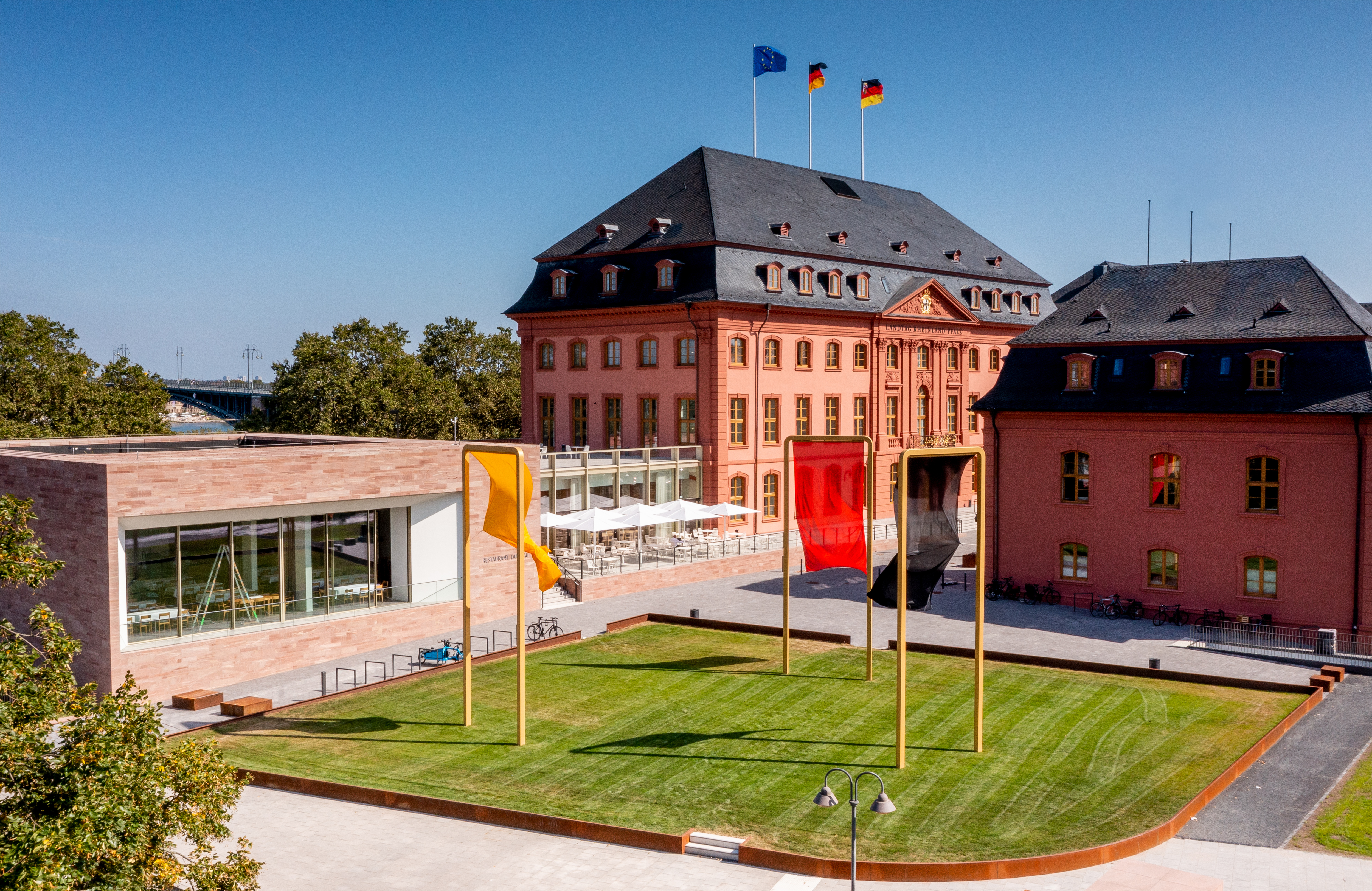 Deutschhaus Außenansicht inklusive Restaurant