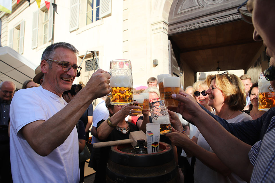 Hendrik Hering stößt gemeinsam mit weiteren Abgeordneten an.