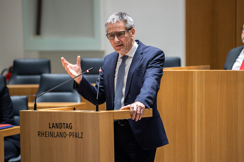 Der Landtags-Pr&auml;sident Hendrik Hering steht an einem Redner-Pult. Er spricht in ein Mikrofon.