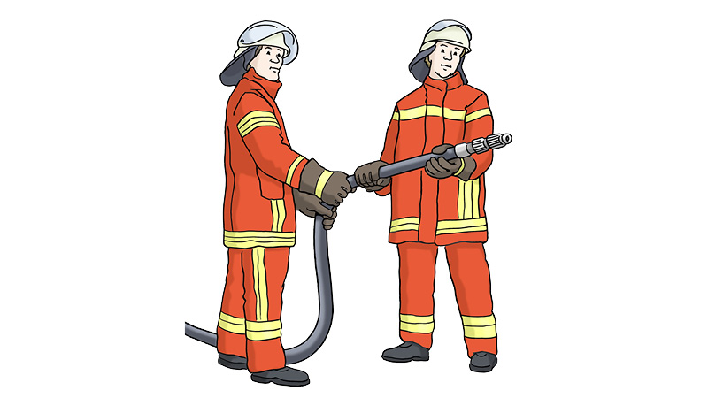 Die Illustration zeigt zwei Feuerwehrmänner in ihrer roten Uniform. Beide Männer halten einen Wasserschlauch in der Hand. Sie tragen einen hellen Feuerwehrhelm und dunkle Handschuhe.