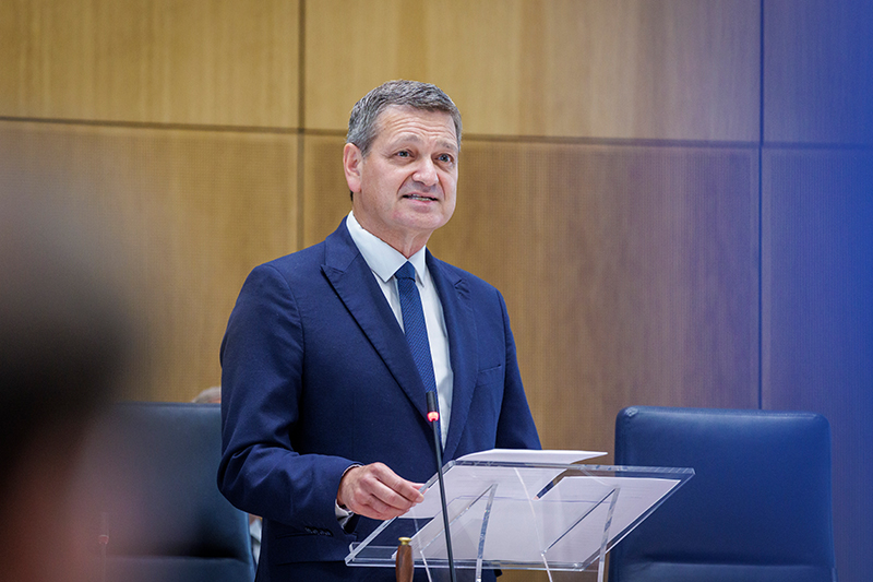 Christian Baldauf steht am Platz des Landtagspräsidenten. Er hält eine Rede zur Eröffnung der Konstituierenden Sitzung.
