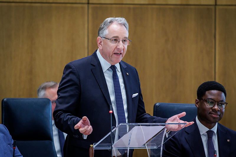 Matthias Lammert steht am Platz des Landtagspräsidenten und hält eine Rede.