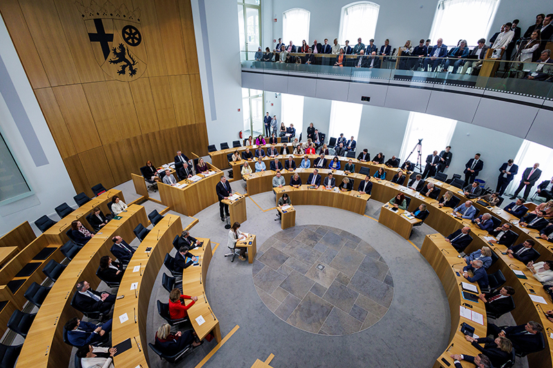 Zu sehen ist das Plenum aus der Perspektive der Zuschauertribüne.