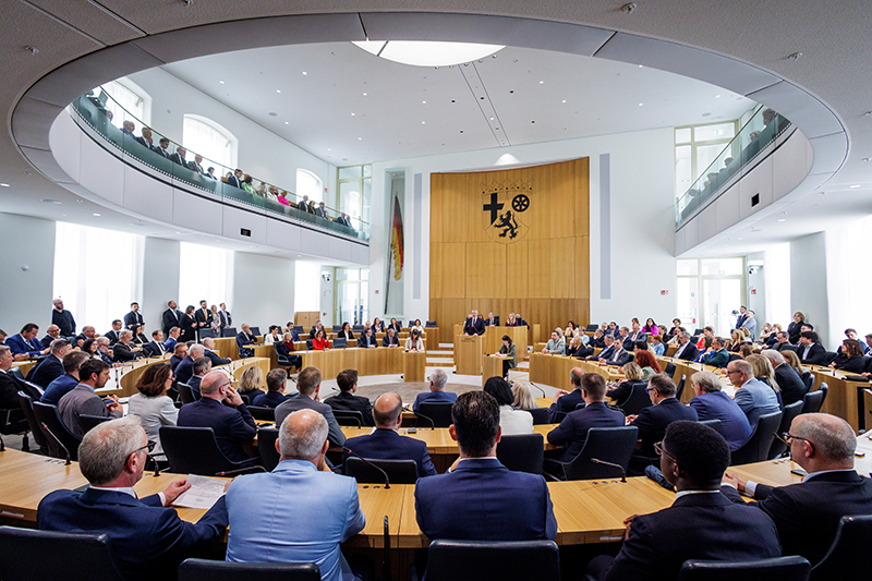 Die Abgeordneten sitzen an ihren Plätzen im Plenarsaal. Auf der Besuchertribüne befinden sich zahlreiche weitere Personen.