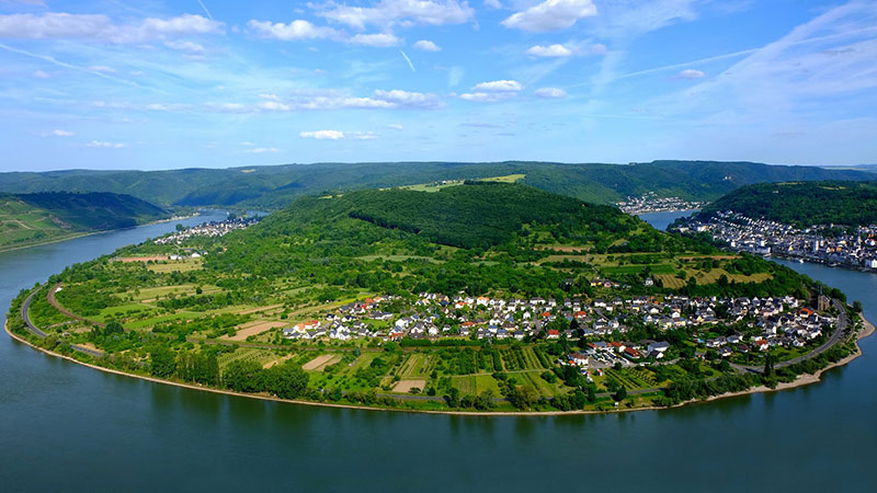 Auf dem Bils sieht man den Rhein und Ortschaften in Rheinland-Pfalz.