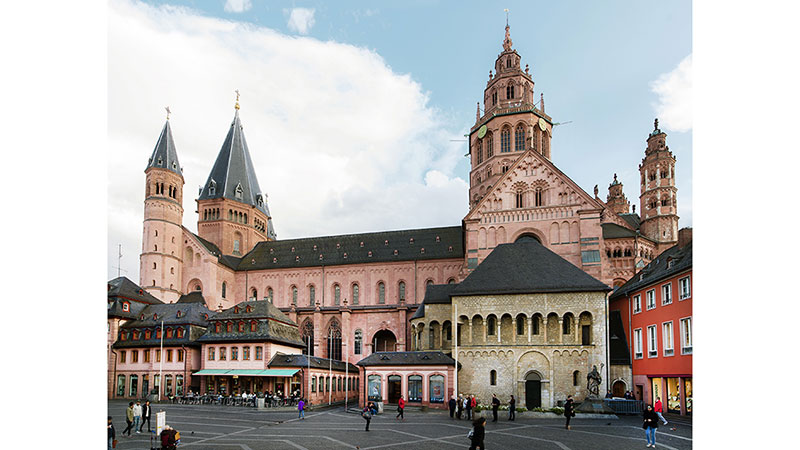 Auf dem Bild sieht man den Marktplatz von Mainz mit dem Mainzer Dom im Hintergrund.