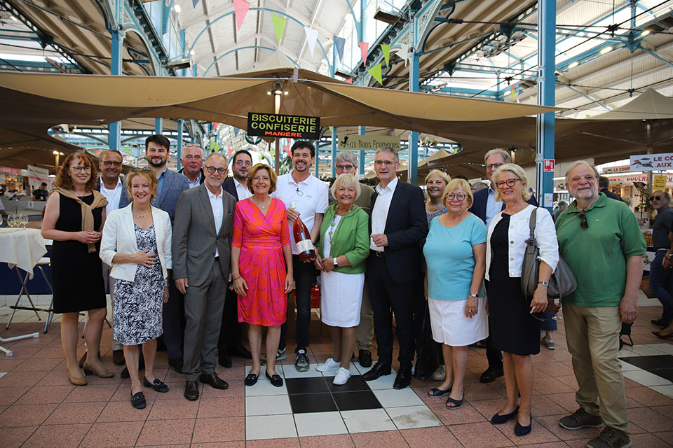 Gruppenbild in der Markthalle Dijon.