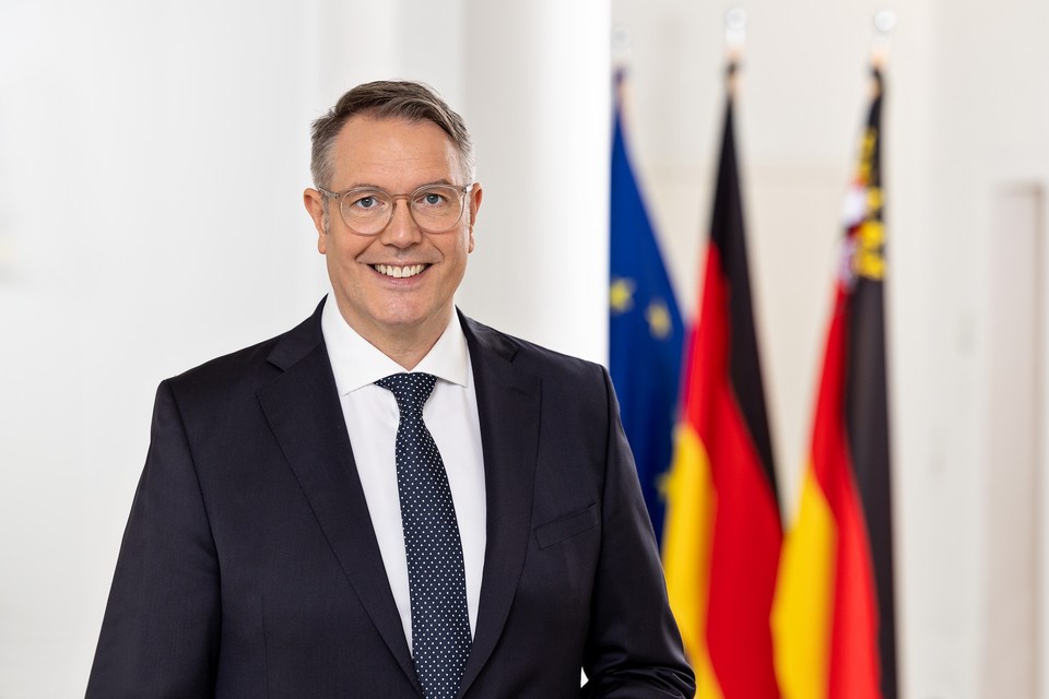 Ministerpräsident Alexander Schweitzer vor den Flaggen der Europäischen Union, der Bundesrepublik Deutschland und dem Bundesland Rheinland-Pfalz