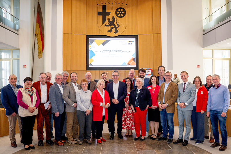 Zu sehen sind viele Menschen. Sie stehen nebeneinander im Plenarsaal. Im Hintergrund sieht man die Leinwand. ©Landtag RLP/Torsten Silz Zu sehen sind viele Menschen. Sie stehen nebeneinander im Plenarsaal. Im Hintergrund sieht man die Leinwand.