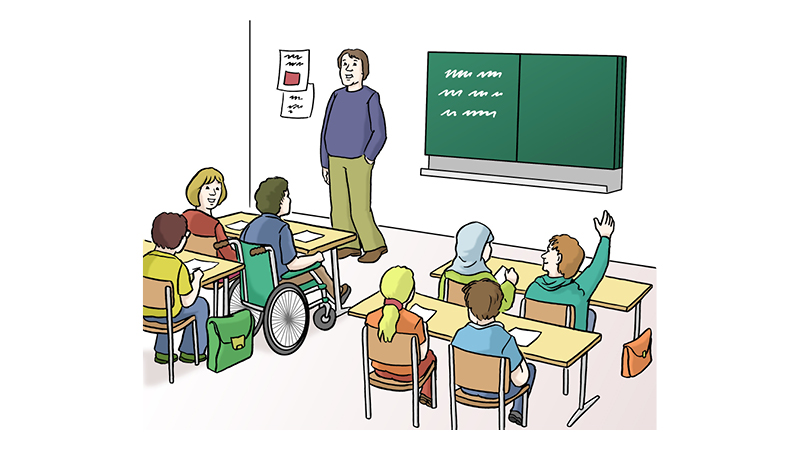 Illustration einer multikulturellen Gruppe Kinder im Klassenzimmer. Links neben der Tafel steht ein Mann. Ein Kind hebt die Hand.