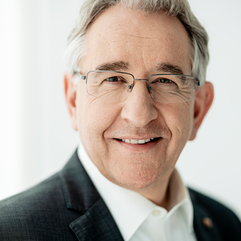 Zu sehen ist das Porträtfoto von Matthias Lammert.