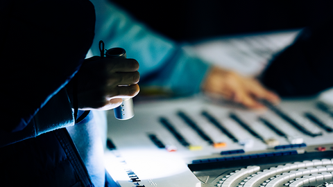 Zu sehen ist ein Ausschnitt des Models der Sitzverteilung im Plenarsaal. Einige Kinder stehen mit Taschenlampe darum.