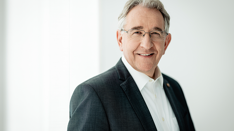 Un portrait de Matthias Lammert, un léger sourire aux lèvres.