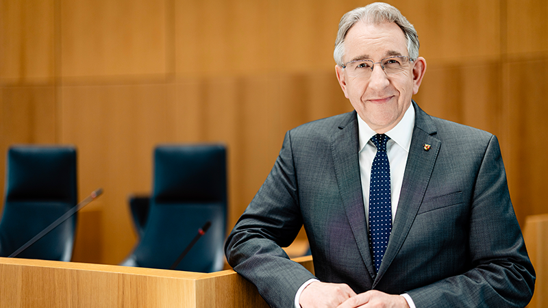 On voit le président du Landtag, M. Lammert, debout dans la salle plénière vide.