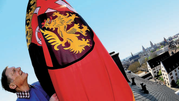 Die Flagge des Landes Rheinland-Pfalz wird auf dem Deutschhaus gehisst.