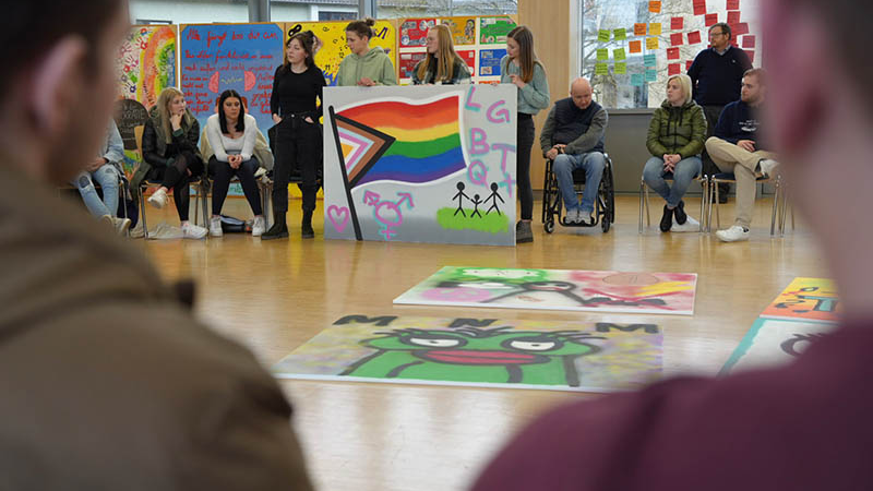 Schülerinnen und Schüler der Berufsschule bei der Präsentation von Ergebnissen aus der Graffitiwerkstatt