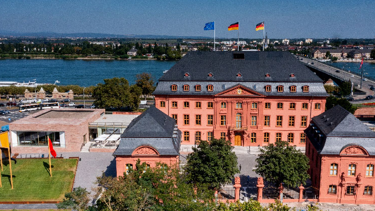 Außenansicht des sanierten Deutschhauses mit Kavalliersbauten, Landtagsrestaurant und dem Kunstwerk "Drei Fahnen"
