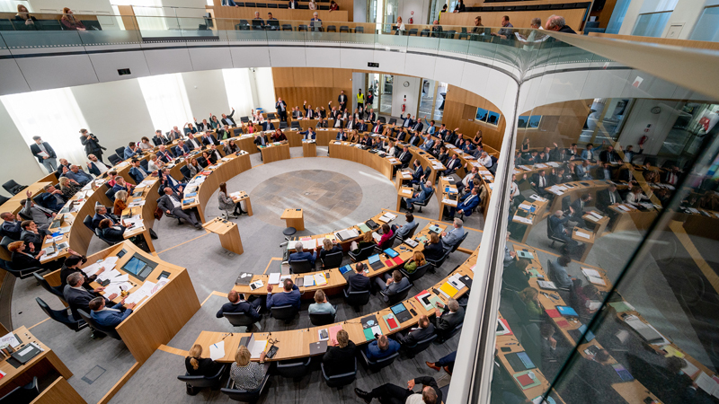 Plenum aus der Perspektive der Zuschauertribüne