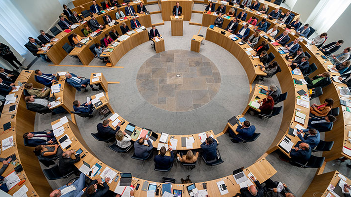 7. Plenarsitzung am 2.09.2021 - Blick von der Zuschauertribüne ins Plenum