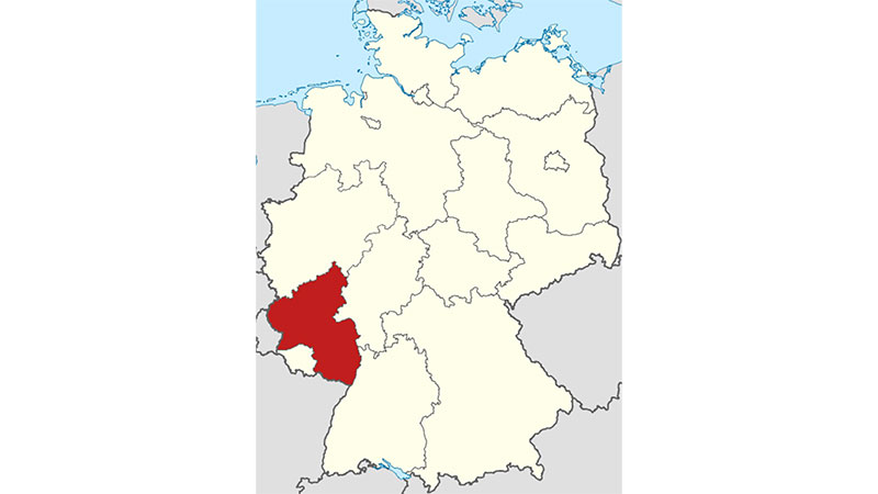 Auf dem Bild sieht man eine Deutschland-Karte mit den 16 Bundesländern. Rheinland-Pfalz ist rot gekennzeichnet.