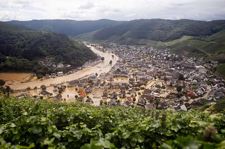 Bild nach der schweren Flut im Ahrtal 2021. Ein Dorf, das durch die Flut zerstört wurde, wurde aus den Weinbergen von oben aufgenommen.